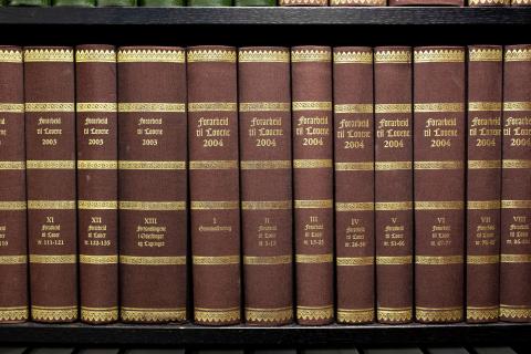 Nærbilde av gamle lovverk