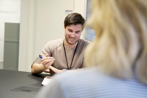 En mann sitter ved et skrivebord